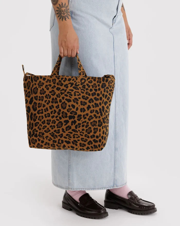 HORIZONTAL ZIP DUCK BAG LEOPARD — by Baggu