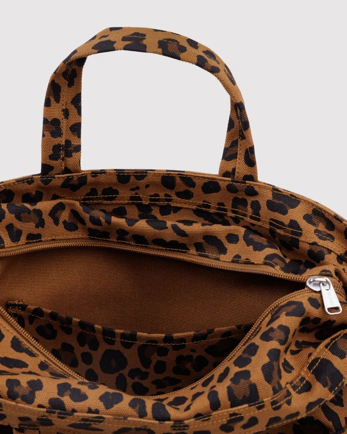 HORIZONTAL ZIP DUCK BAG LEOPARD — by Baggu