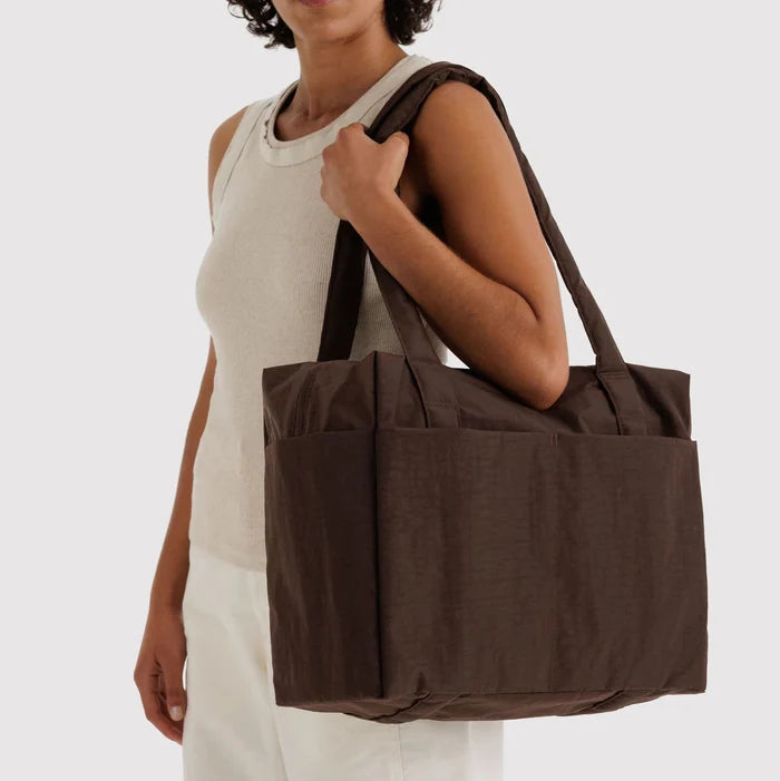 SMALL CLOUD BAG CARRY-ON (COFFEE) — by Baggu