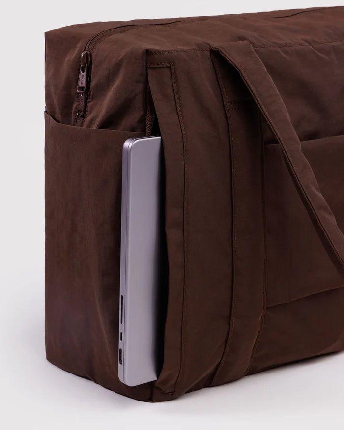 SMALL CLOUD BAG CARRY-ON (COFFEE) — by Baggu