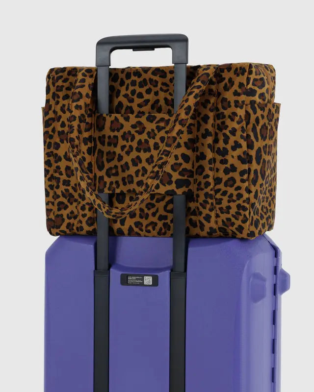 SMALL CLOUD BAG CARRY-ON (LEOPARD) — by Baggu