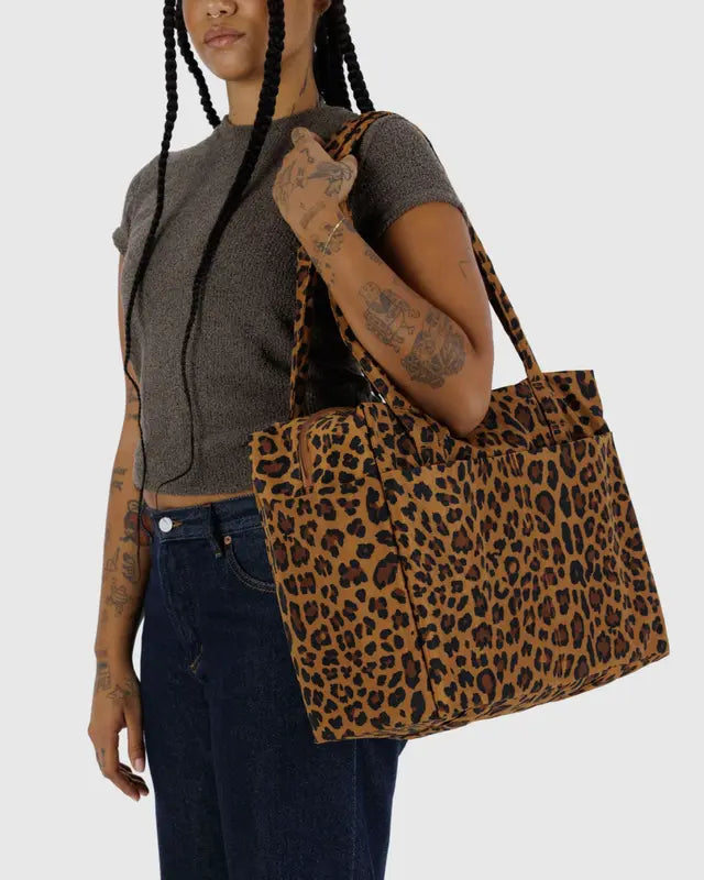 SMALL CLOUD BAG CARRY-ON (LEOPARD) — by Baggu
