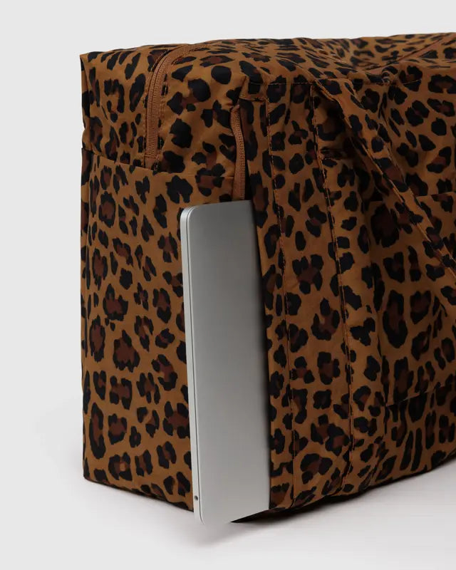 SMALL CLOUD BAG CARRY-ON (LEOPARD) — by Baggu
